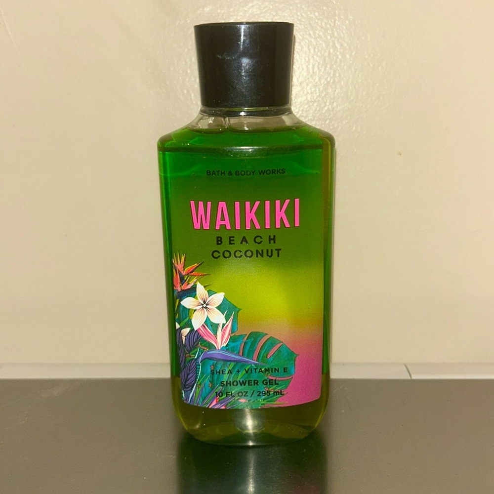 Bath & Body Works Beach Coconut Scent Shower Gel 
(10 oz)